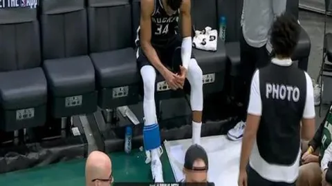 《哲凯赖什荣耀加冕：勇夺瑞典年度最佳前锋，挑战重重却笑纳荣誉时刻》